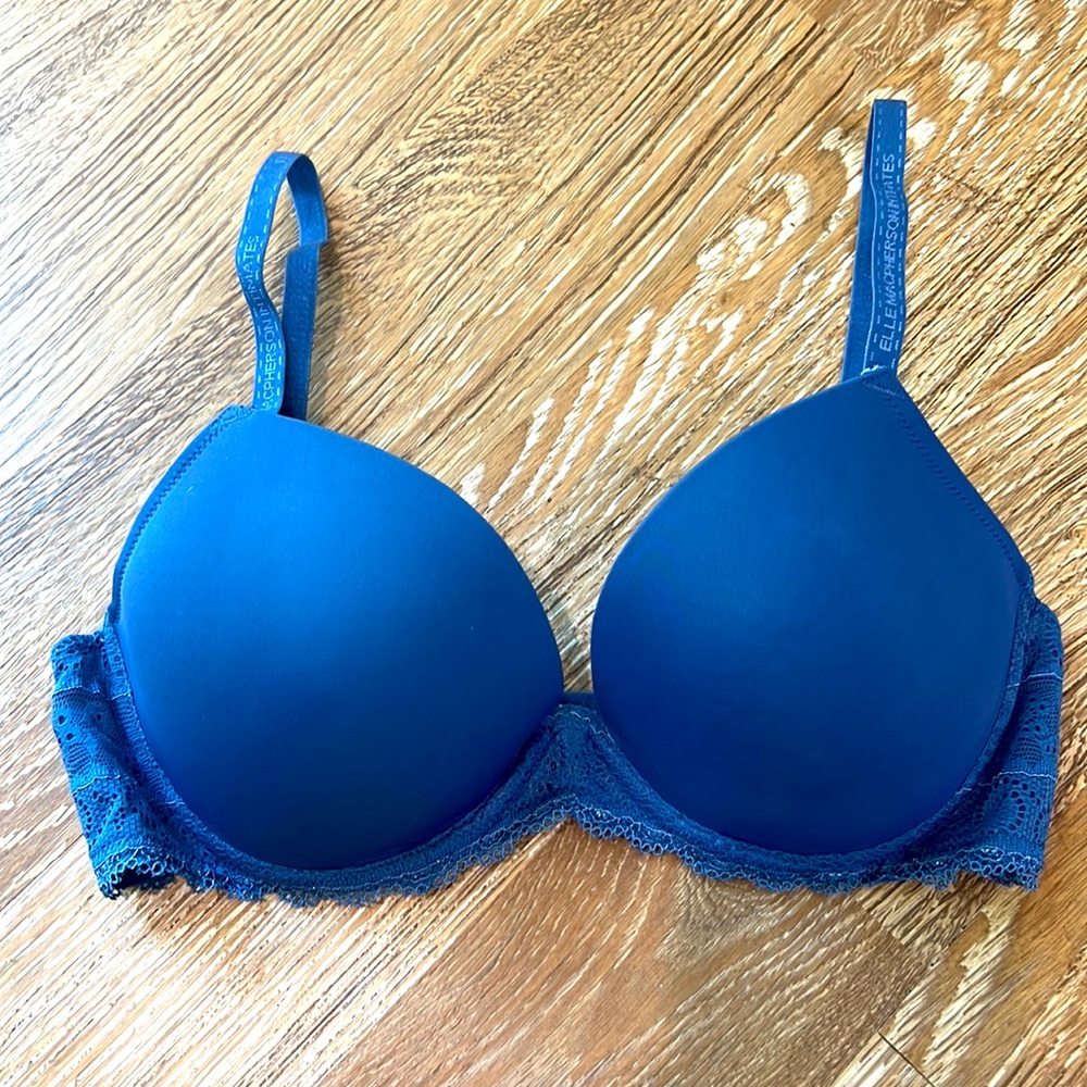 Like New Elle Macpherson cornflower blue underwire bra with lace